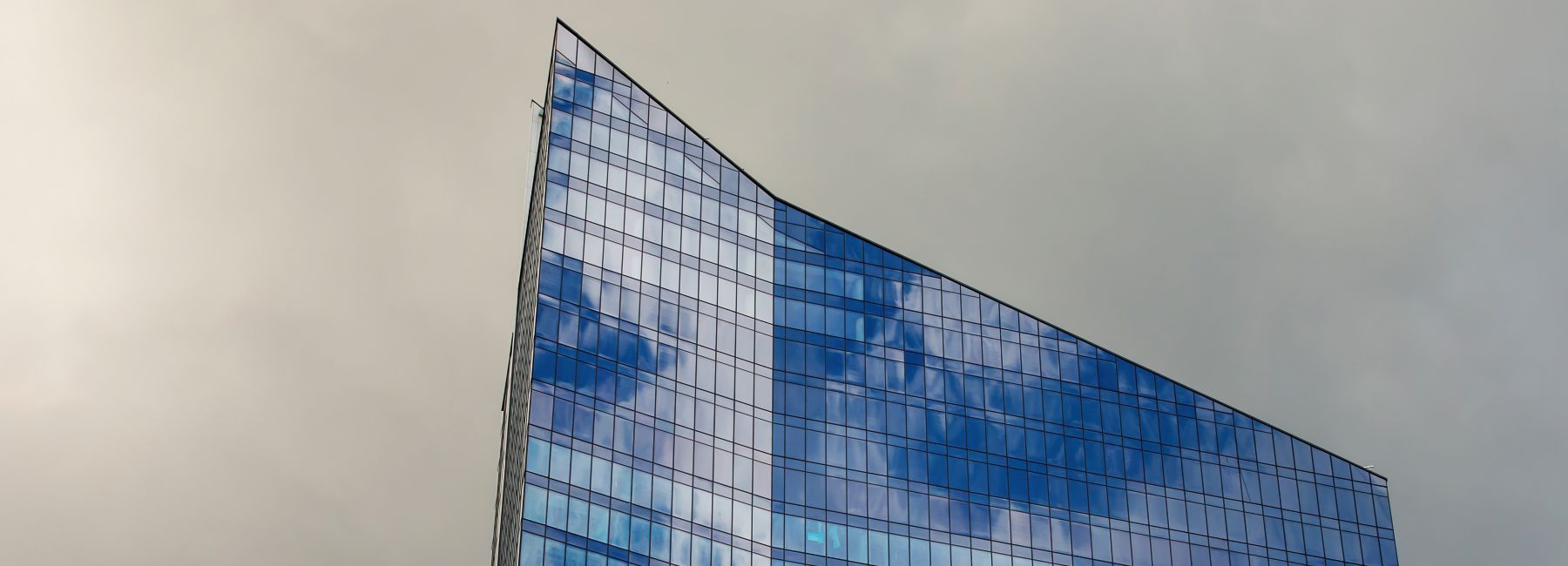 clouds reflected on office building, Cloud & Infrastructure | DXC Technology Insights